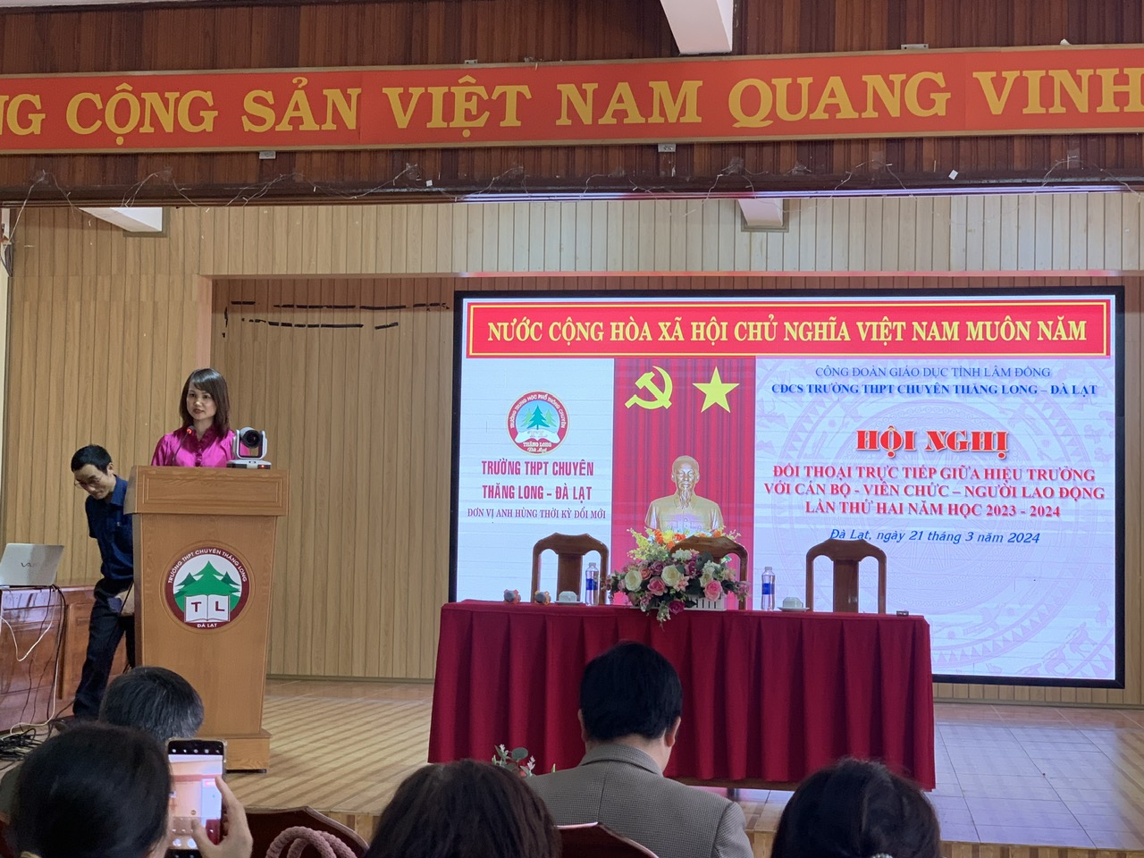 HIỆU TRƯỞNG TRƯỜNG THPT CHUYÊN THĂNG LONG ĐỐI THOẠI TRỰC TIẾP VỚI CÁN BỘ, VIÊN CHỨC, NGƯỜI LAO ĐỘNG