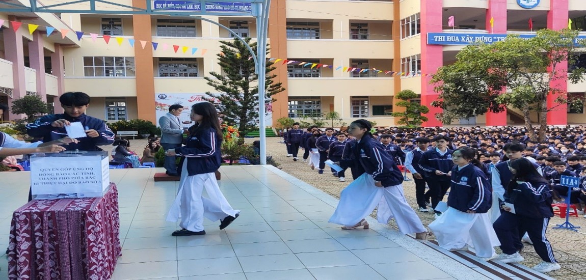 TRƯỜNG THPT TRẦN PHÚ PHÁT ĐỘNG CHƯƠNG TRÌNH QUYÊN GÓP, ỦNG HỘ GIÚP ĐỠ ĐỒNG BÀO CÁC TỈNH, THÀNH PHỐ CỦA MIỀN BẮC BỊ THIỆT HẠI DO CƠN BÃO SỐ 3 GÂY RA