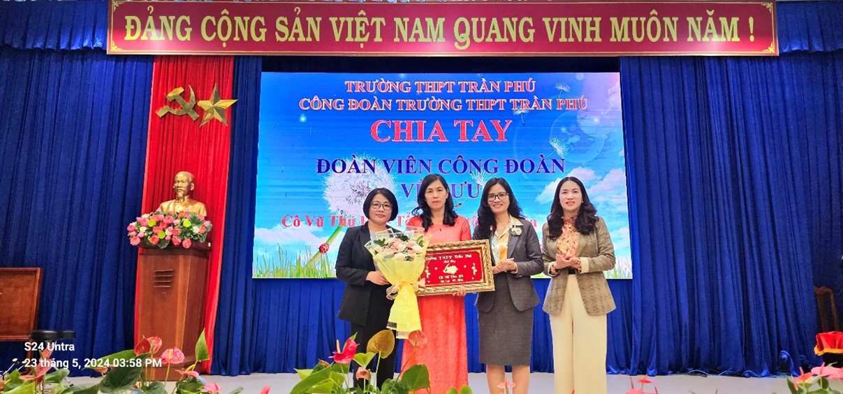 CÔNG ĐOÀN TRƯỜNG THPT TRẦN PHÚ TỔ CHỨC CHIA TAY CÔ VŨ THU HÀ VỀ HƯU.