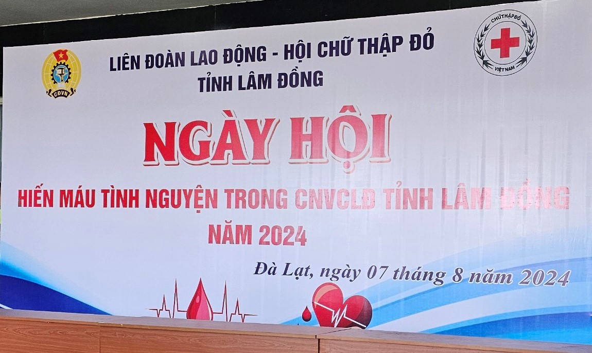 Đoàn viên Công đoàn cơ quan Sở Giáo dục và Đào tạo  tham gia hiến máu nhân đạo 