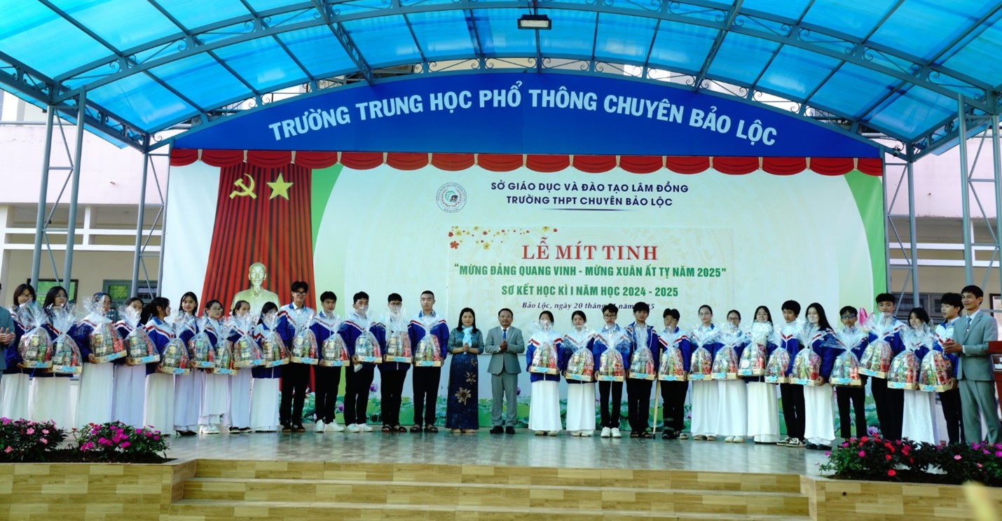 TRƯỜNG THPT CHUYÊN BẢO LỘC TỔ CHỨC LỄ MÍT TINH “MỪNG ĐẢNG QUANG VINH – MỪNG XUÂN ẤT TỴ” NĂM 2025 VÀ SƠ KẾT HỌC KÌ I NĂM HỌC 2024 – 2025