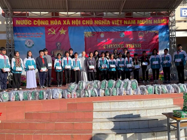 CHƯƠNG TRÌNH TRAO TẶNG HỌC BỔNG VÀ QUÀ TẾT NGUYÊN ĐÁN ẤT TỴ 2025 CHO HỌC SINH CÓ HOÀN CẢNH KHÓ KHĂN TẠI TRƯỜNG THCS & THPT ĐẠ NHIM, HUYỆN LẠC DƯƠNG
