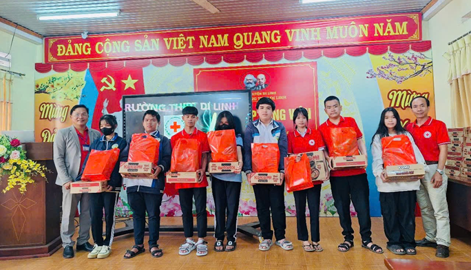 CHƯƠNG TRÌNH TRAO TẶNG QUÀ TẾT NGUYÊN ĐÁN ẤT TỴ 2025  CHO HỌC SINH CÓ HOÀN CẢNH KHÓ KHĂN TẠI TRƯỜNG THPT DI LINH, HUYỆN DI LINH