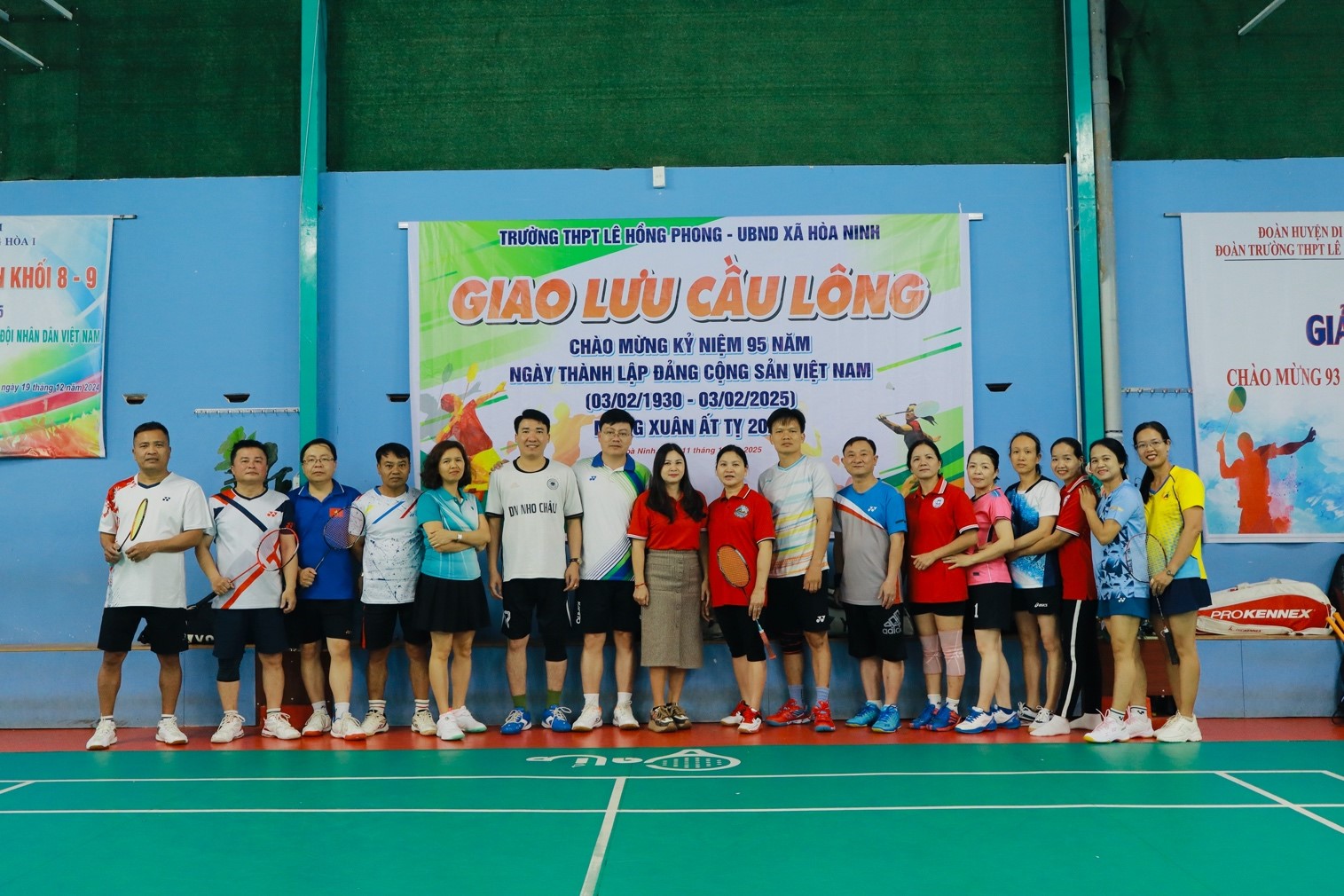 GIAO LƯU CẦU LÔNG GIỮA TRƯỜNG THPT LÊ HỒNG PHONG VÀ UBND XÃ HÒA NINH