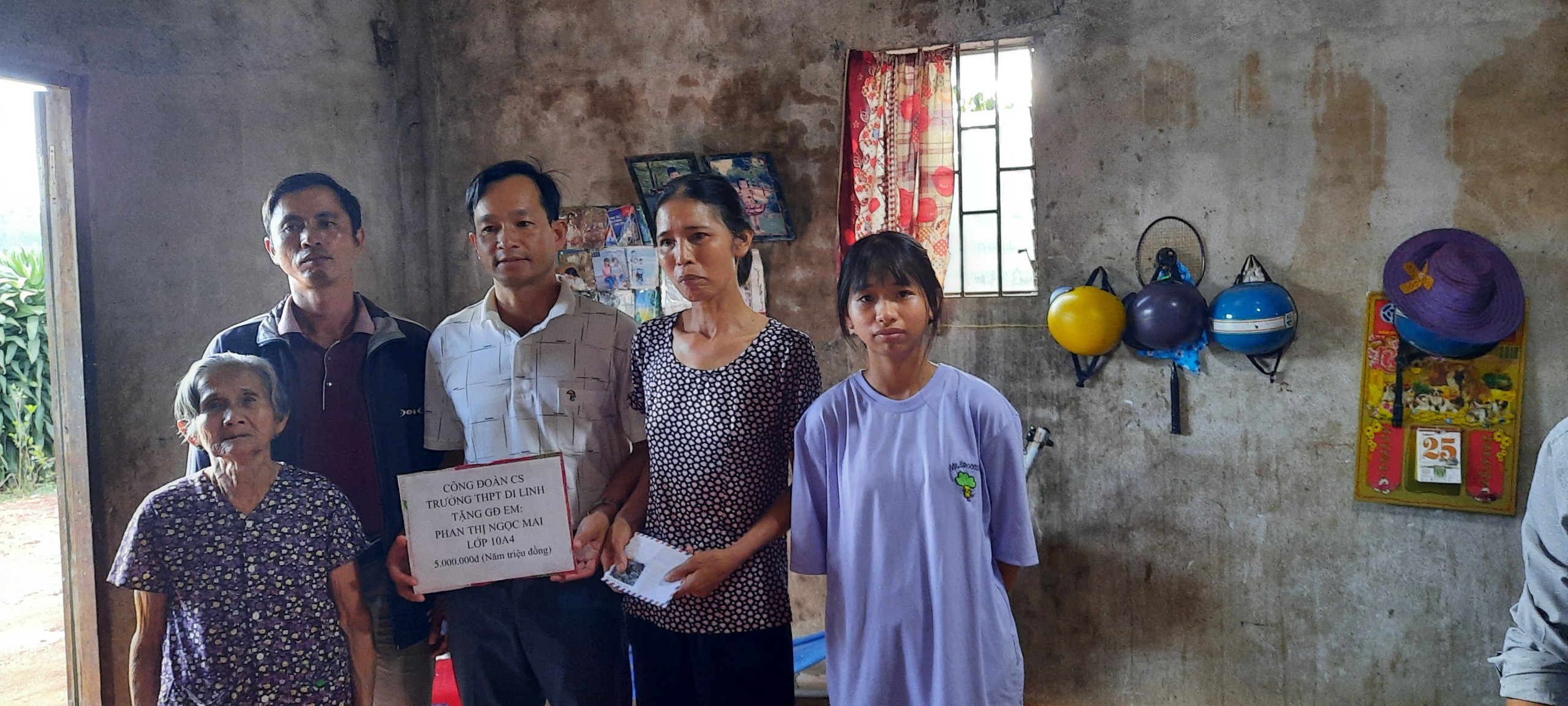 Giúp đỡ học sinh nghèo vượt khó