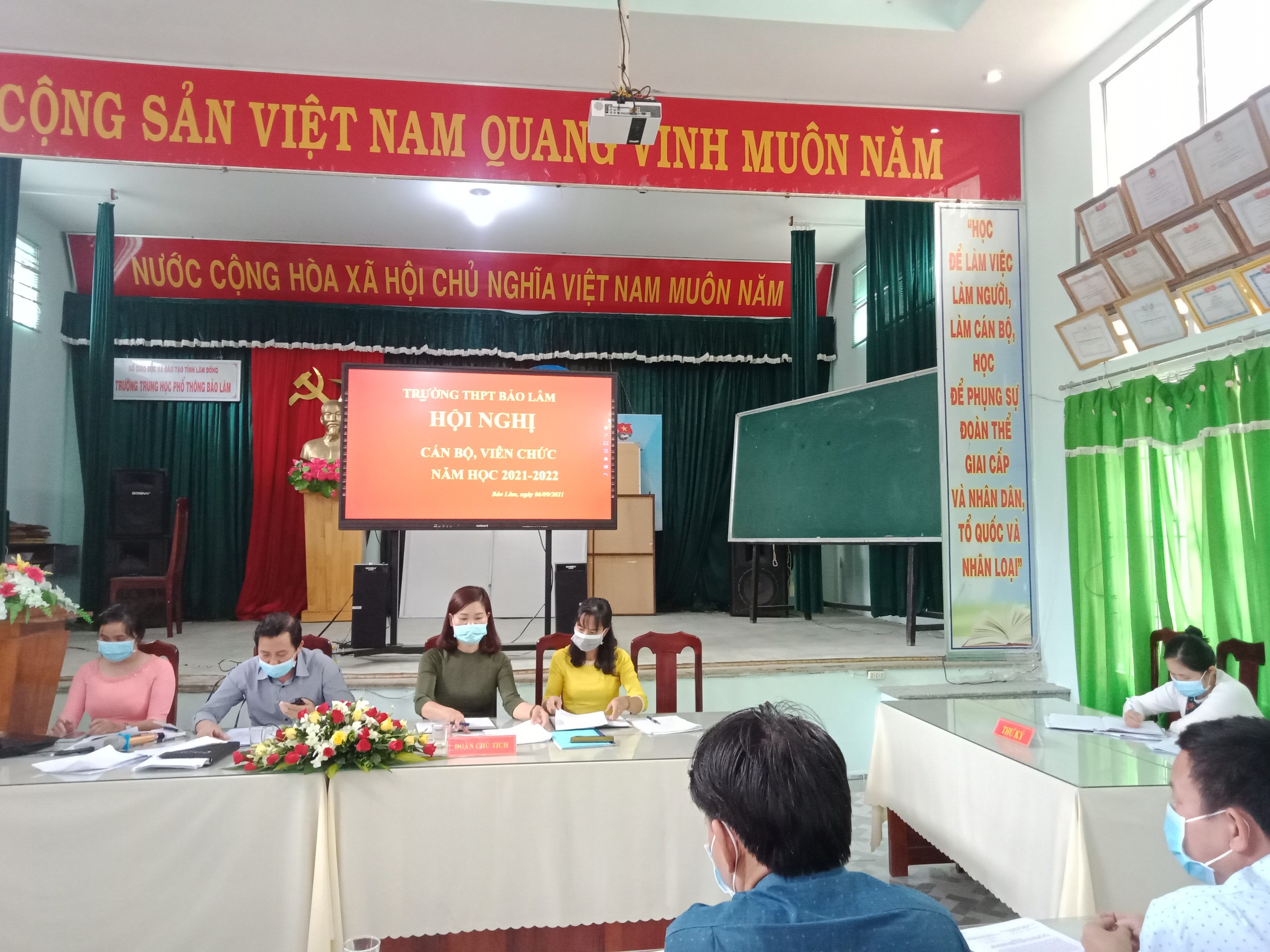 HỘI NGHỊ CÁN BỘ VIÊN CHỨC TRƯỜNG THPT BẢO LÂM  NĂM HỌC 2021-2022