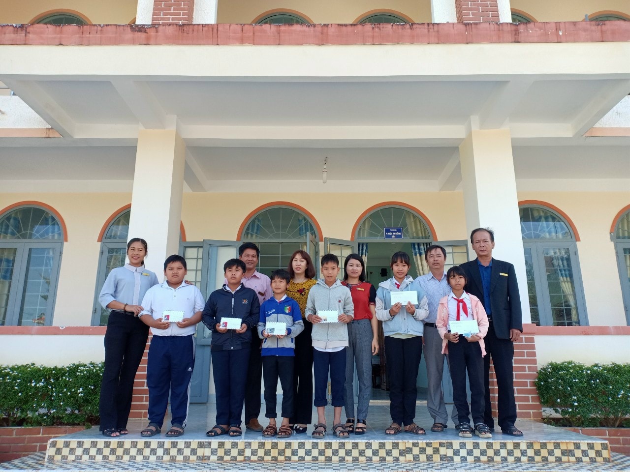 Công đoàn trường THPT Lê Quý Đôn ĐạTẻh tổ chức nhiều hoạt động thiết thực chào mừng tết Nguyên đán Tân sửu 2021