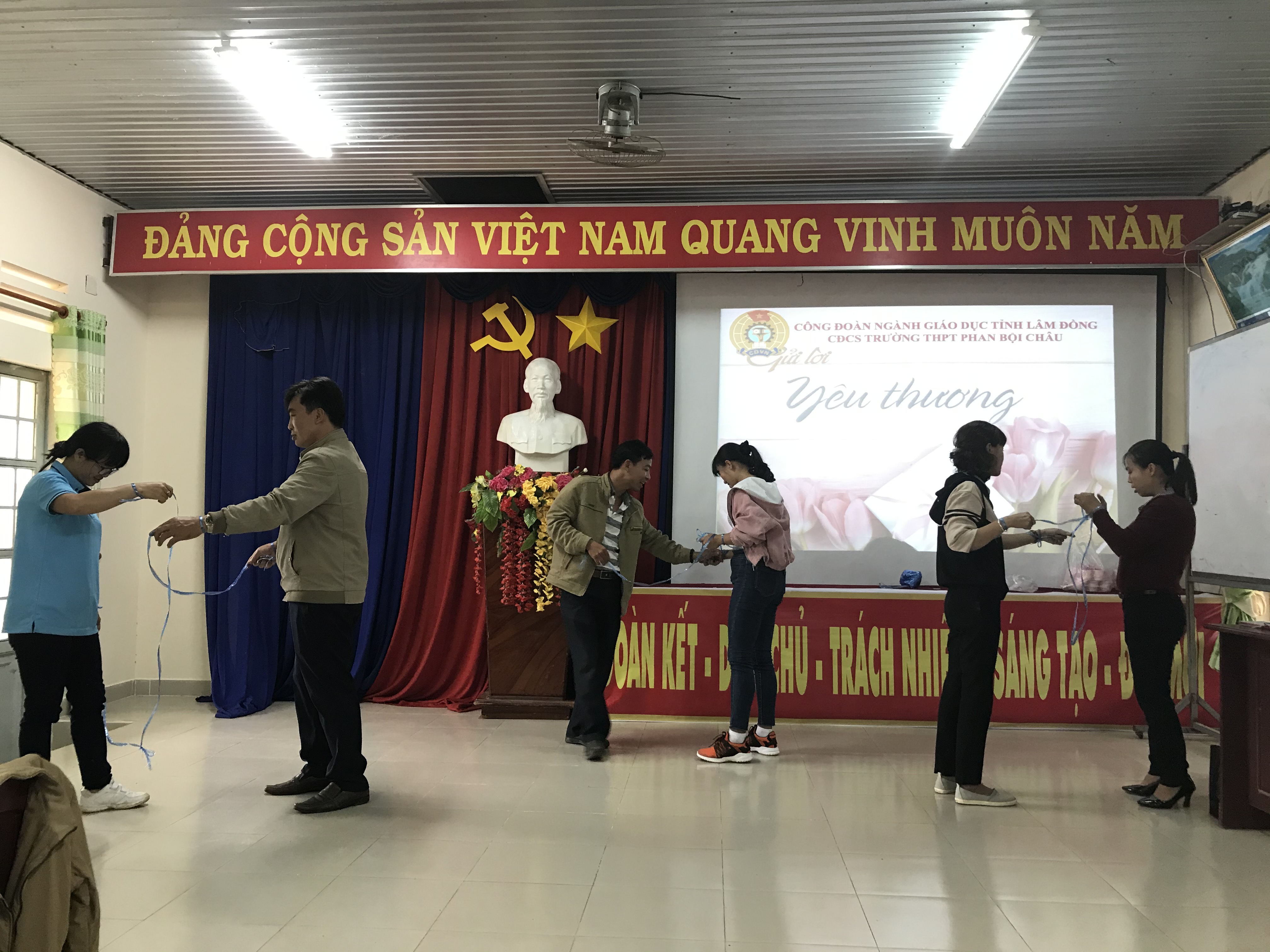 BAN NỮ CÔNG CĐCS TRƯỜNG THPT PHAN BỘI CHÂU TỔ CHỨC HOẠT ĐỘNG KỶ NIỆM NGÀY PHỤ NỮ VIỆT NAM