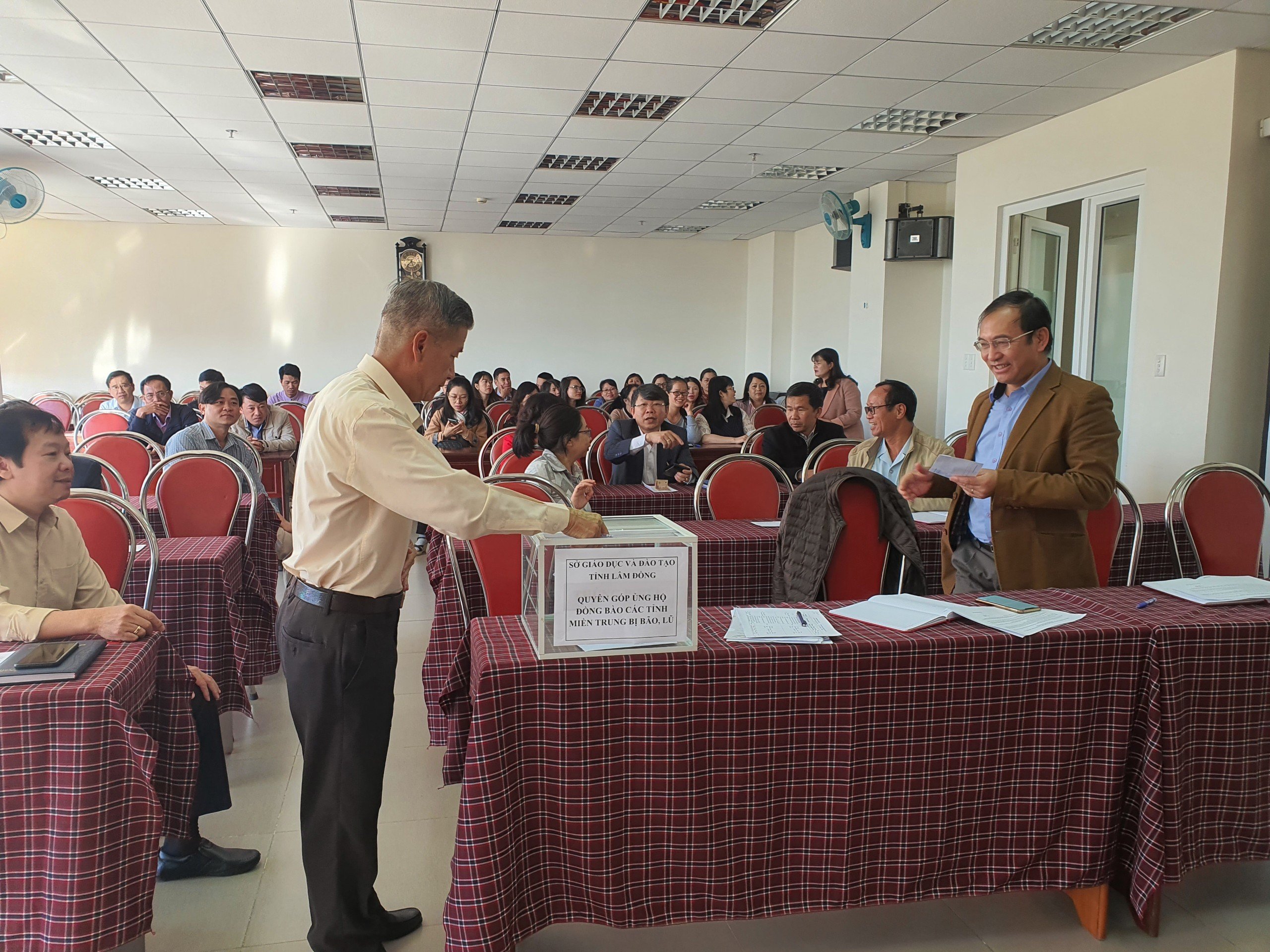 CÔNG ĐOÀN CƠ QUAN SỞ GIÁO DỤC VÀ ĐÀO TẠO LÂM ĐỒNG HƯỞNG ỨNG LỜI KÊU GỌI ỦNG HỘ ĐỒNG BÀO CÁC TỈNH MIỀN TRUNG