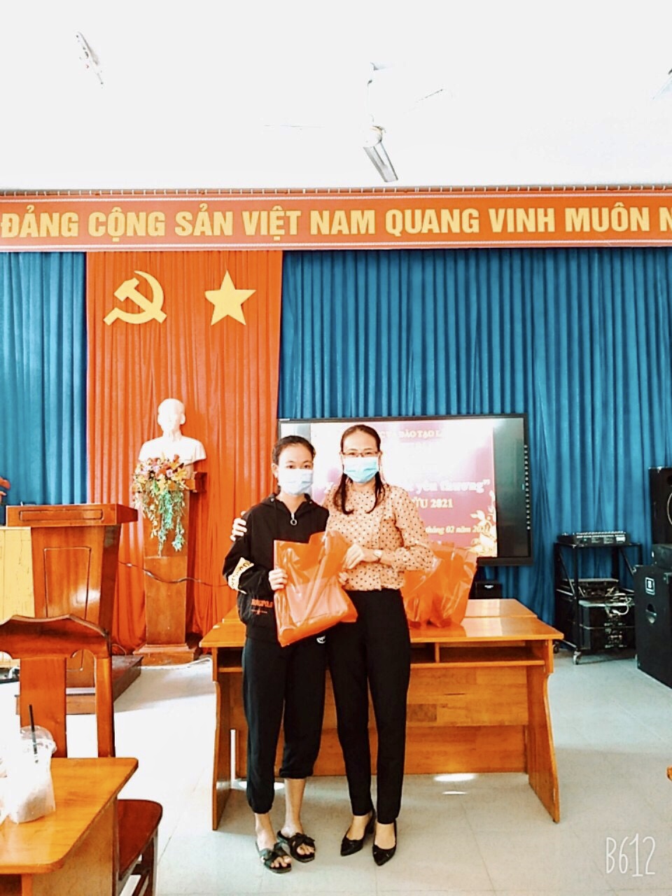 HOẠT ĐỘNG CHĂM LO TẾT CỦA CĐCS TRƯỜNG THPT ĐẠ HUOAI