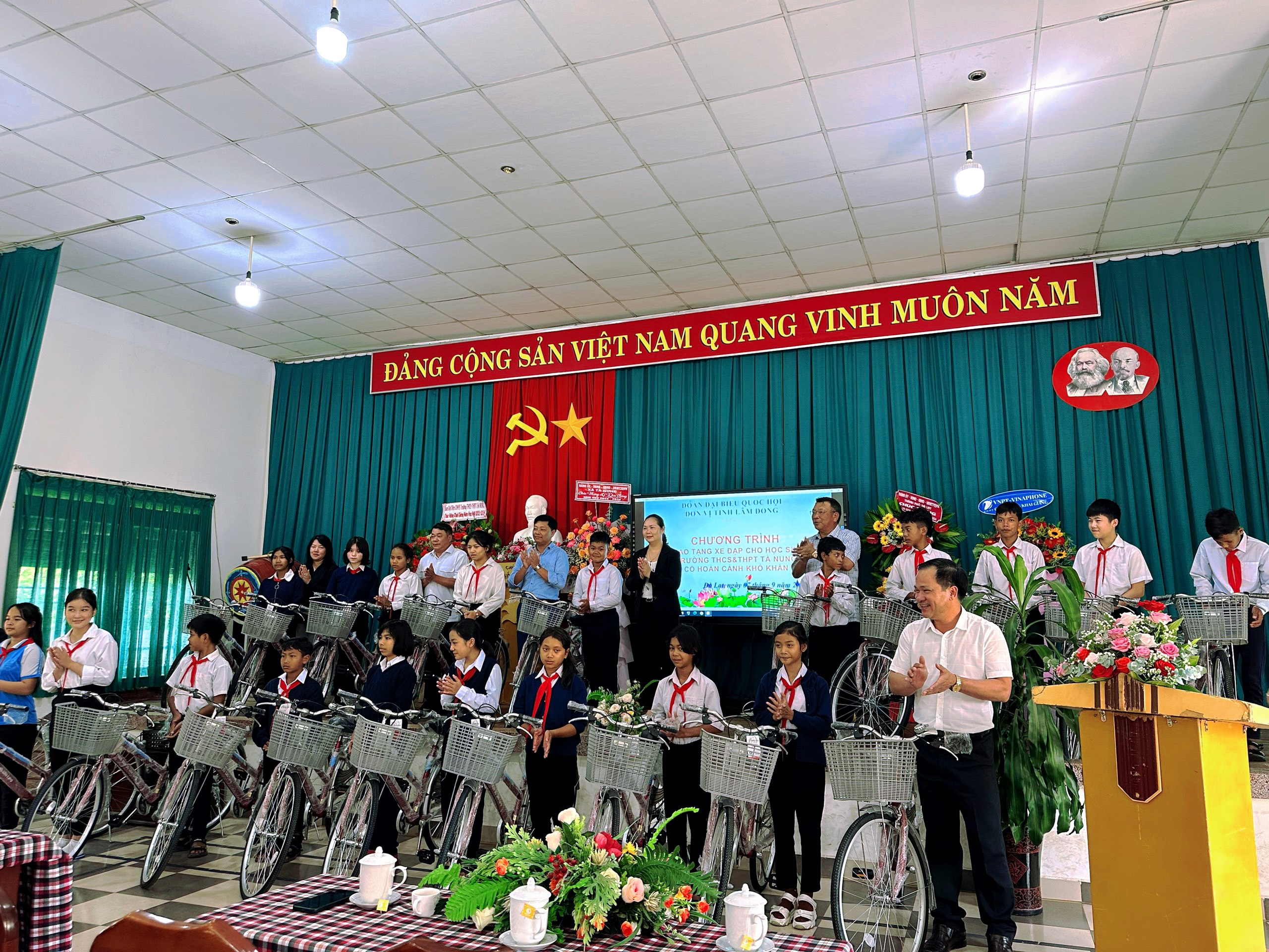 Đoàn Đại biểu Quốc hội tỉnh Lâm Đồng trao tặng xe đạp cho 20 học sinh nghèo cho học sinh Trường THCS – THPT Tà Nung.