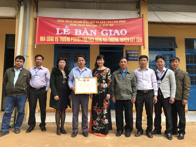 Lễ bàn giao nhà công vụ Trường Phổ thông bán trú TH-THCS Đồng Nai Thượng,  huyện Cát tiên