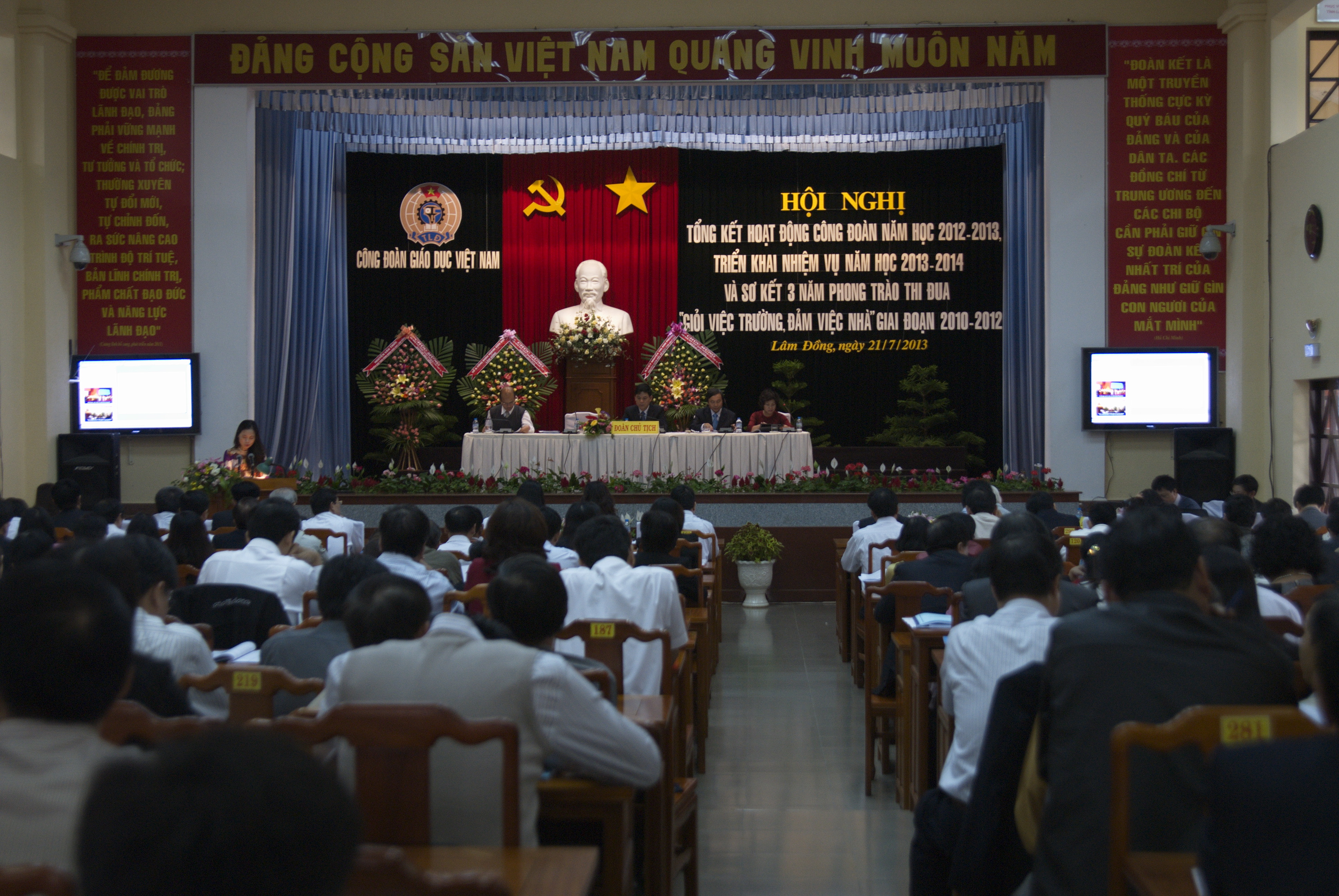 Hội nghị Tổng kết hoạt động công đoàn năm học 2012 - 2013, triển khai nhiệm vụ năm học 2013 - 2014 và sơ kết 3 năm phong trào thi đua "Giỏi việc trường, đảm việc nhà" giai đoạn 2010 - 2012